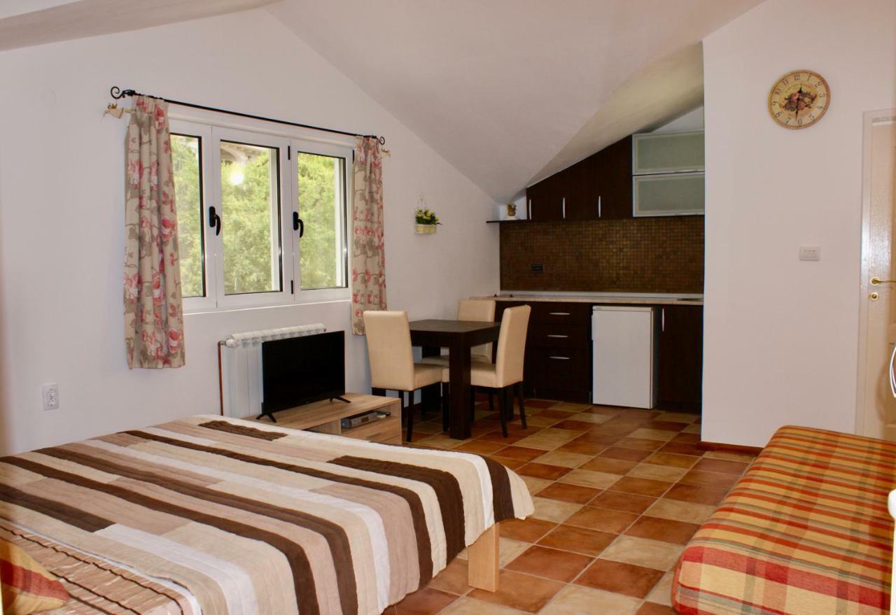 Studio Apartments Morinj Luaran gambar